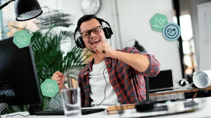 Homme heureux au bureau écoutant de la musique avec un casque et chantant