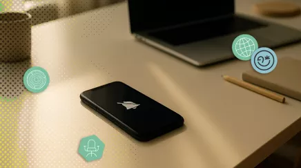 Smartphone en mode silencieux posé sur un bureau épuré, symbolisant le minimalisme numérique