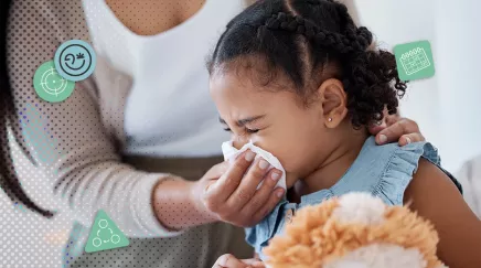 Maman aide sa fille malade à se moucher, assise avec son doudou en main.