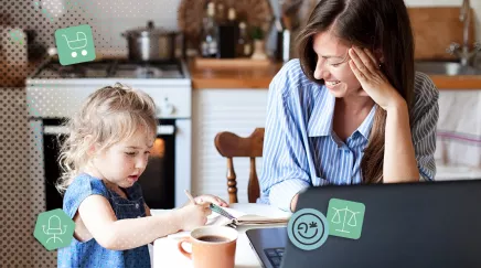 Mère et fille dans une cuisine, entre travail à distance et moment de complicité