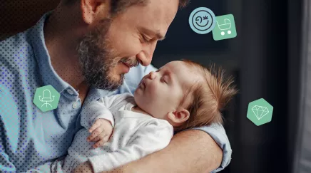 Père barbu tenant tendrement son bébé endormi dans ses bras