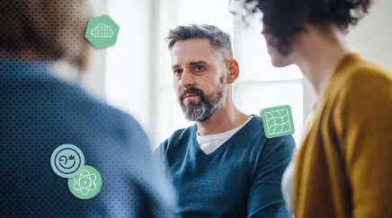 Homme pensif en réunion entouré de collègues flous dans un bureau
