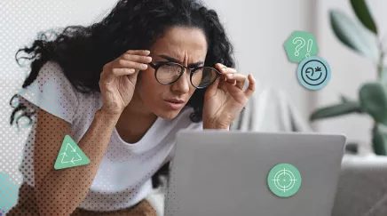Jeune femme perplexe scrutant son ordinateur portable en télétravail