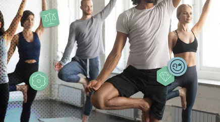 Salariés pratiquant une séance de yoga en groupe dans un cadre professionnel lumineux