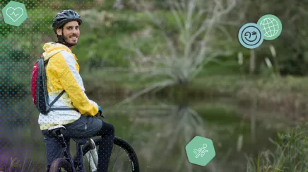 homme à vélo sur le trajet du matin vers le travail 