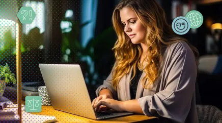 mère travaillant sur un ordinateur