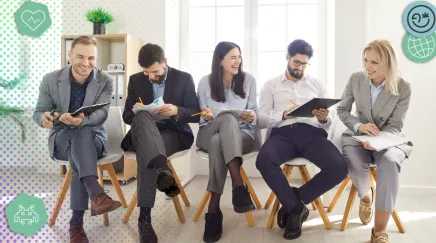 Groupe de collaborateurs pendant un icebreaker en entreprise