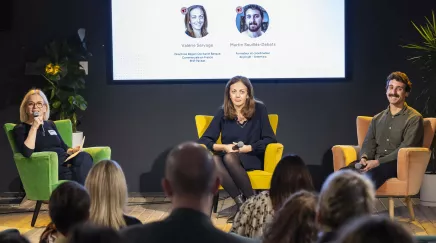 table ronde avec trois intervenants et le public 