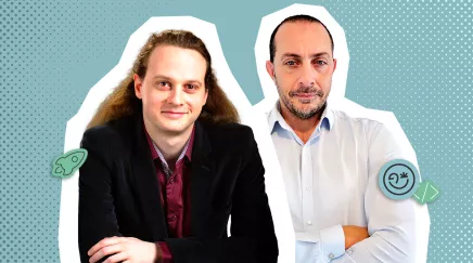 équipe échangeant autour d’écrans affichant du code dans un environnement tech