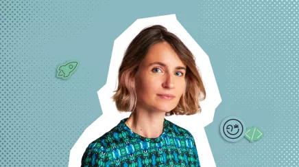 Portrait d’une femme sur fond graphique bleu avec éléments illustrés