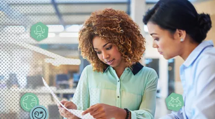 Deux collaboratrices analysent un document dans un cadre professionnel