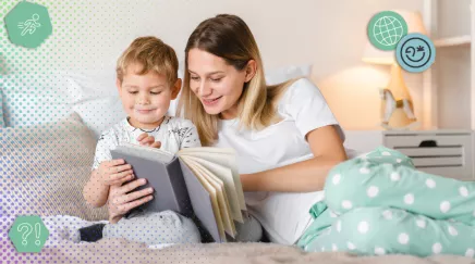 Maman et son enfant qui feuillètent un livre