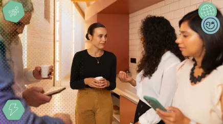 Deux collègues discutant lors d'une pause café