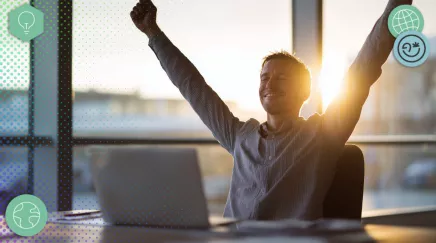 Employé détendu à son bureau en fin de journée