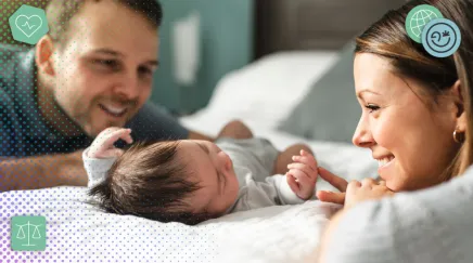 Parents entourant leur nourrisson