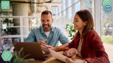 Personne écrivant un texte en écriture inclusive sur un ordinateur portable