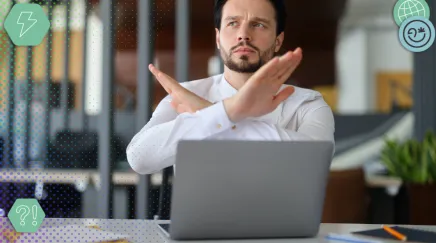 Personne faisant un geste de refus avec la main en signe de non