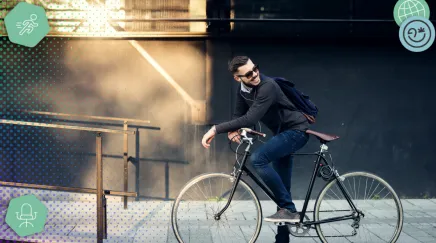 Salarié à vélo arrivant en retard au travail