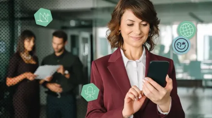 Une femme qui regarde son téléphone