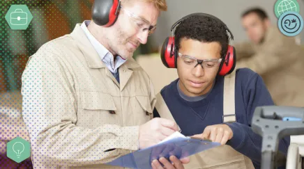 Formateur qui briefe un apprenti 