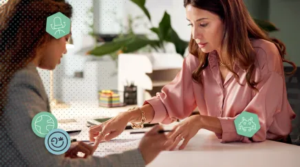 Deux femmes collaborent.