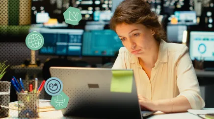 Une femme qui regarde son écran, fatiguée