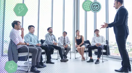 Manager qui s'exprime devant des collaborateurs