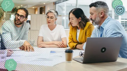 Collaborateurs qui échangent autour d'un bureau