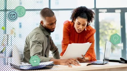Un échange entre deux collaborateurs dans un bureau