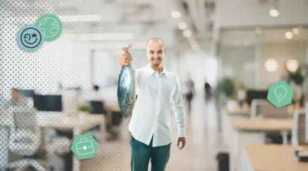 Un homme tient un poisson dans un openspace