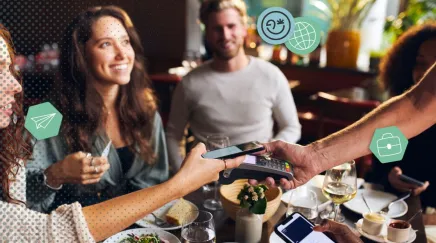 Un groupe de collègues déjeune eu restaurant et règle l'addition