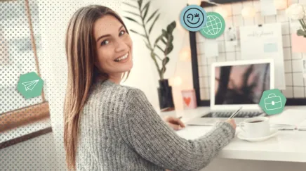Illustration du retour de vacances au travail avec boîte mail pleine mais une salariée souriante 
