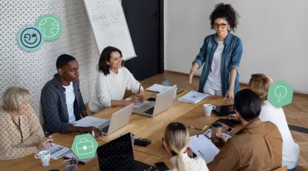 Une personne anime un atelier de feedback dans une salle de réunion