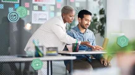 Une femme manager explique un projet à son collaborateur