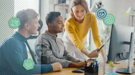 Une manageuse présente un document sur une tablette, devant son équipe