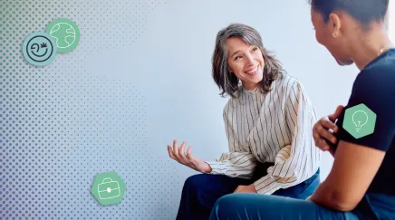 Une manageuse prend le temps de discuter avec sa collaboratrice
