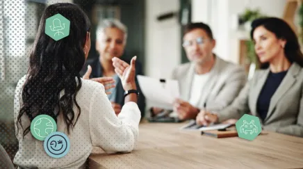 Une RH présente une opportunité de poste en mobilité interne