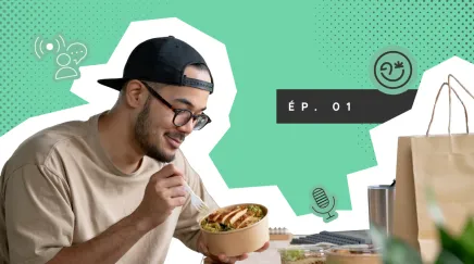 Un homme déjeune un plat à emporter