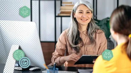 Une RH utilisant son SIRH durant un entretien avec un collaborateur