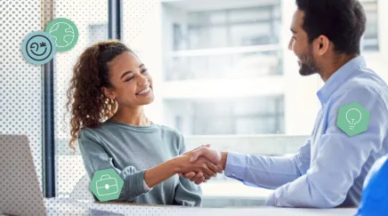 Une femme souriante serrant la main à son collège