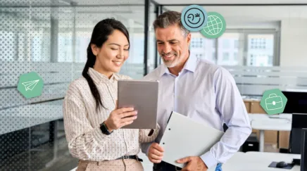 Deux collègues devant une tablette
