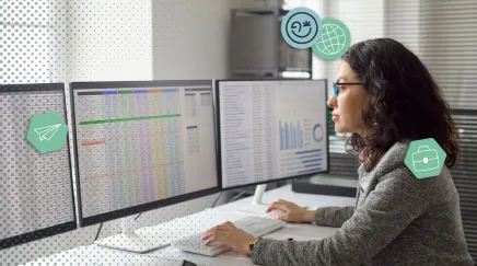 Une femme qui travaille dans les ressources humaines regarde ses 3 écrans remplis de KPIs
