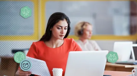 Une RH consulte le DUERP de son entreprise sur son ordinateur