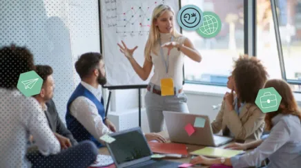 Une chargée RH qui présente un projet à des managers