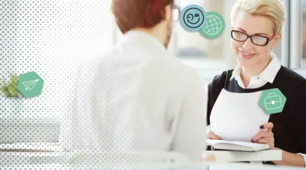 Une RH présente un modèle d'entretien annuel à un manager