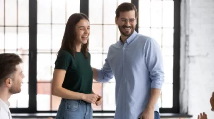 https://www.eurecia.com/sites/default/files/styles/header/public/thumbnails/image/accueil-stagiaire-m.png