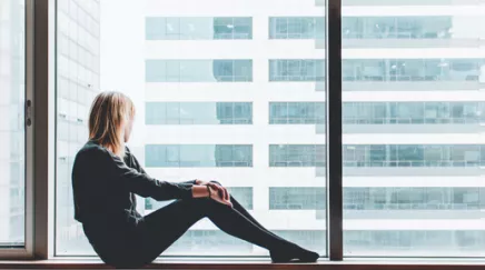 Collaboratrice réfléchissant à ses prochains congés