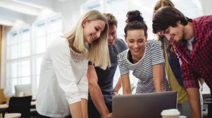 Travail en équipe pour les collaborateurs d'une entreprise