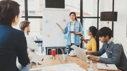 Homme qui anime une réunion devant des collaborateurs, clients ou supérieurs