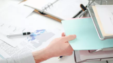 Bureau rangé et organisé pour un espace de travail qui favorise l'efficacité